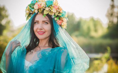 Boho tarzı romantik bir kadın. Moda tarzı, kadın güzelliği, çevre eğilimi, etik 