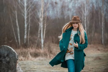 Büyük bedenli bir kadın, Amerikan ya da Avrupalı gibi görünüyor ve hayattan zevk alıyor. Parkta XI beden kilolu genç bir bayan var. Doğal güzellik.