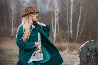 Büyük bedenli bir kadın, Amerikan ya da Avrupalı gibi görünüyor ve hayattan zevk alıyor. Parkta XI beden kilolu genç bir bayan var. Doğal güzellik.