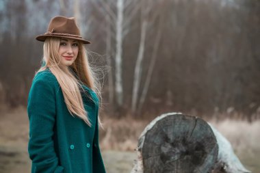 Büyük bedenli bir kadın, Amerikan ya da Avrupalı gibi görünüyor ve hayattan zevk alıyor. Parkta XI beden kilolu genç bir bayan var. Doğal güzellik.