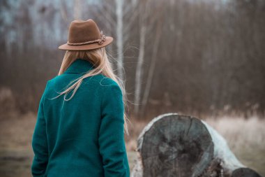 Büyük bedenli bir kadın, Amerikan ya da Avrupalı gibi görünüyor ve hayattan zevk alıyor. Parkta XI beden kilolu genç bir bayan var. Doğal güzellik.