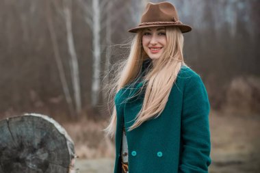 Büyük bedenli bir kadın, Amerikan ya da Avrupalı gibi görünüyor ve hayattan zevk alıyor. Parkta XI beden kilolu genç bir bayan var. Doğal güzellik.