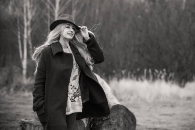 Büyük bedenli bir kadın, Amerikan ya da Avrupalı gibi görünüyor ve hayattan zevk alıyor. Parkta XI beden kilolu genç bir bayan var. Doğal güzellik.