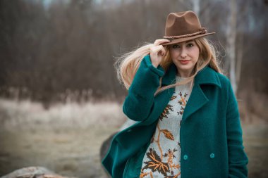 Büyük bedenli bir kadın, Amerikan ya da Avrupalı gibi görünüyor ve hayattan zevk alıyor. Parkta XI beden kilolu genç bir bayan var. Doğal güzellik.