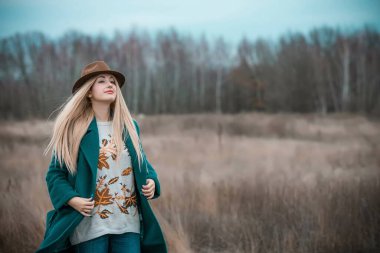 Büyük bedenli bir kadın, Amerikan ya da Avrupalı gibi görünüyor ve hayattan zevk alıyor. Parkta XI beden kilolu genç bir bayan var. Doğal güzellik.