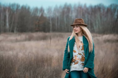 Büyük bedenli bir kadın, Amerikan ya da Avrupalı gibi görünüyor ve hayattan zevk alıyor. Parkta XI beden kilolu genç bir bayan var. Doğal güzellik.