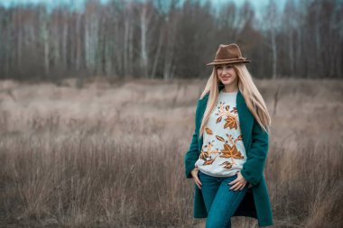 Büyük bedenli bir kadın, Amerikan ya da Avrupalı gibi görünüyor ve hayattan zevk alıyor. Parkta XI beden kilolu genç bir bayan var. Doğal güzellik.