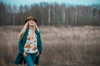 Büyük bedenli bir kadın, Amerikan ya da Avrupalı gibi görünüyor ve hayattan zevk alıyor. Parkta XI beden kilolu genç bir bayan var. Doğal güzellik.