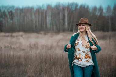 Büyük bedenli bir kadın, Amerikan ya da Avrupalı gibi görünüyor ve hayattan zevk alıyor. Parkta XI beden kilolu genç bir bayan var. Doğal güzellik.