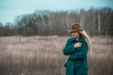 Büyük bedenli bir kadın, Amerikan ya da Avrupalı gibi görünüyor ve hayattan zevk alıyor. Parkta XI beden kilolu genç bir bayan var. Doğal güzellik.