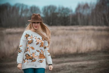 Büyük bedenli bir kadın, Amerikan ya da Avrupalı gibi görünüyor ve hayattan zevk alıyor. Parkta XI beden kilolu genç bir bayan var. Doğal güzellik.