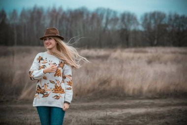 Büyük bedenli bir kadın, Amerikan ya da Avrupalı gibi görünüyor ve hayattan zevk alıyor. Parkta XI beden kilolu genç bir bayan var. Doğal güzellik.