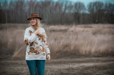 Büyük bedenli bir kadın, Amerikan ya da Avrupalı gibi görünüyor ve hayattan zevk alıyor. Parkta XI beden kilolu genç bir bayan var. Doğal güzellik.