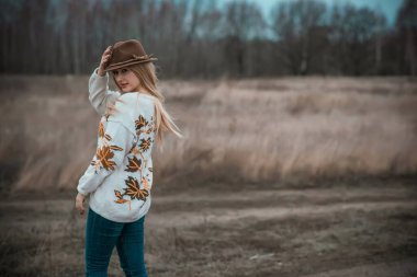 Büyük bedenli bir kadın, Amerikan ya da Avrupalı gibi görünüyor ve hayattan zevk alıyor. Parkta XI beden kilolu genç bir bayan var. Doğal güzellik.