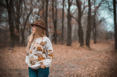 Büyük bedenli bir kadın, Amerikan ya da Avrupalı gibi görünüyor ve hayattan zevk alıyor. Parkta XI beden kilolu genç bir bayan var. Doğal güzellik.