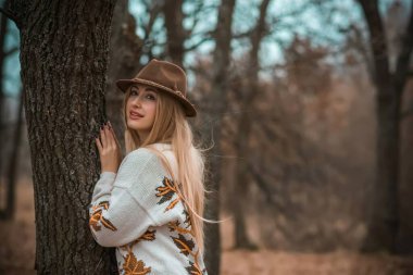 Büyük bedenli bir kadın, Amerikan ya da Avrupalı gibi görünüyor ve hayattan zevk alıyor. Parkta XI beden kilolu genç bir bayan var. Doğal güzellik.