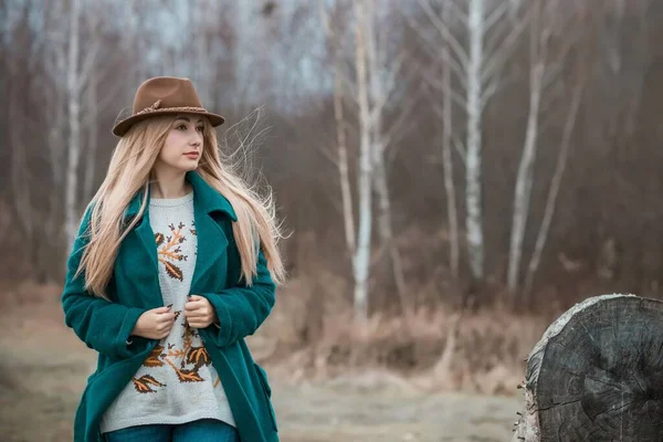 Žena Velikosti Amerického Nebo Evropského Vzhledu Chodí Užívá Života Mladá — Stock fotografie