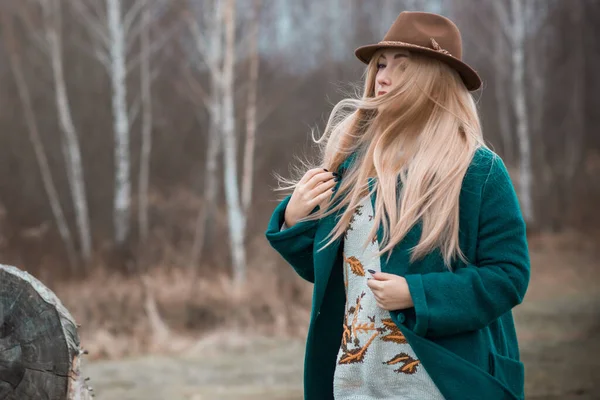 Büyük bedenli bir kadın, Amerikan ya da Avrupalı gibi görünüyor ve hayattan zevk alıyor. Parkta XI beden kilolu genç bir bayan var. Doğal güzellik.