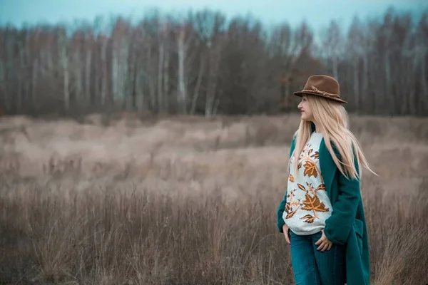 Žena Velikosti Amerického Nebo Evropského Vzhledu Chodí Užívá Života Mladá — Stock fotografie