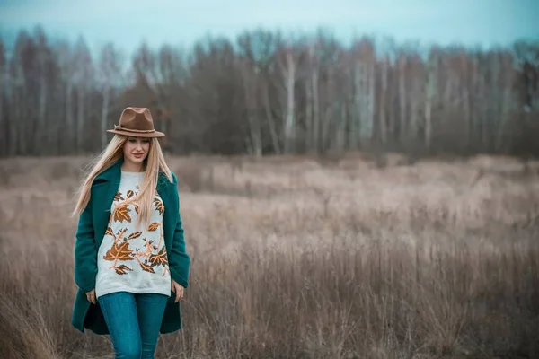 Žena Velikosti Amerického Nebo Evropského Vzhledu Chodí Užívá Života Mladá — Stock fotografie