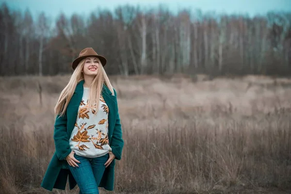 Žena Velikosti Amerického Nebo Evropského Vzhledu Chodí Užívá Života Mladá — Stock fotografie