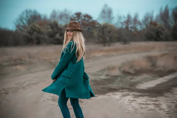 Kvinna Storlek Amerikanska Eller Europeiska Utseende Promenader Och Njuta Livet — Stockfoto