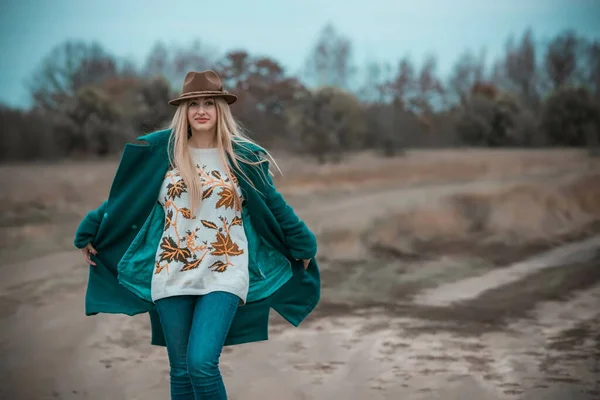 Mujer Talla Grande Aspecto Americano Europeo Pasea Disfruta Vida Una —  Fotos de Stock