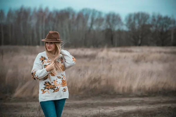 Mujer Talla Grande Aspecto Americano Europeo Pasea Disfruta Vida Una —  Fotos de Stock