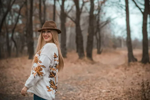 Femme Taille Apparence Américaine Européenne Marche Profiter Vie Une Jeune — Photo