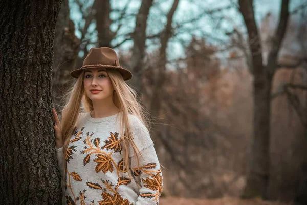 Mujer Talla Grande Aspecto Americano Europeo Pasea Disfruta Vida Una —  Fotos de Stock