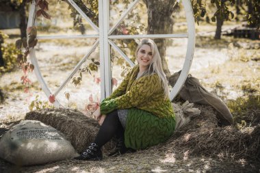 Sonbahar - sonbahar sezonu, büyük beden kadınlar için gündelik tarz. Moda kıyafetleri ve kıyafet malzemeleri.