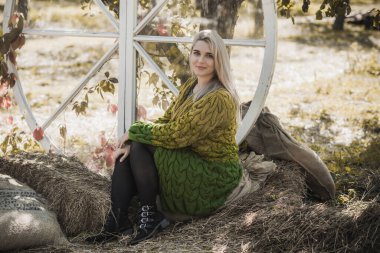 Sonbahar - sonbahar sezonu, büyük beden kadınlar için gündelik tarz. Moda kıyafetleri ve kıyafet malzemeleri.