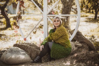 Sonbahar - sonbahar sezonu, büyük beden kadınlar için gündelik tarz. Moda kıyafetleri ve kıyafet malzemeleri.