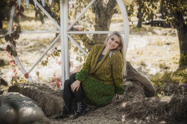 Sonbahar - sonbahar sezonu, büyük beden kadınlar için gündelik tarz. Moda kıyafetleri ve kıyafet malzemeleri.