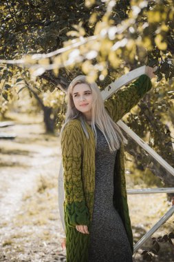 Sonbahar - sonbahar sezonu, büyük beden kadınlar için gündelik tarz. Moda kıyafetleri ve kıyafet malzemeleri.