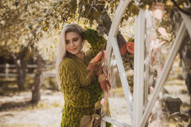 Sonbahar - sonbahar sezonu, büyük beden kadınlar için gündelik tarz. Moda kıyafetleri ve kıyafet malzemeleri.