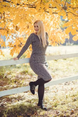 Sonbahar - sonbahar sezonu, büyük beden kadınlar için gündelik tarz. Moda kıyafetleri ve kıyafet malzemeleri.