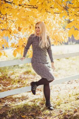 Sonbahar - sonbahar sezonu, büyük beden kadınlar için gündelik tarz. Moda kıyafetleri ve kıyafet malzemeleri.