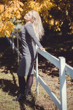 Sonbahar - sonbahar sezonu, büyük beden kadınlar için gündelik tarz. Moda kıyafetleri ve kıyafet malzemeleri.