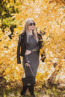 Sonbahar - sonbahar sezonu, büyük beden kadınlar için gündelik tarz. Moda kıyafetleri ve kıyafet malzemeleri.