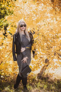 Sonbahar - sonbahar sezonu, büyük beden kadınlar için gündelik tarz. Moda kıyafetleri ve kıyafet malzemeleri.