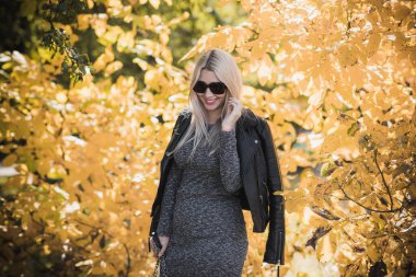 Sonbahar - sonbahar sezonu, büyük beden kadınlar için gündelik tarz. Moda kıyafetleri ve kıyafet malzemeleri.