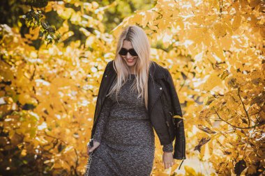 Sonbahar - sonbahar sezonu, büyük beden kadınlar için gündelik tarz. Moda kıyafetleri ve kıyafet malzemeleri.