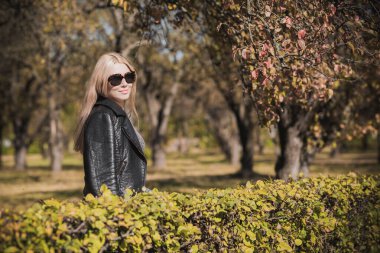 Sonbahar - sonbahar sezonu, büyük beden kadınlar için gündelik tarz. Moda kıyafetleri ve kıyafet malzemeleri.