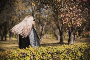 Sonbahar - sonbahar sezonu, büyük beden kadınlar için gündelik tarz. Moda kıyafetleri ve kıyafet malzemeleri.