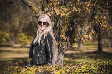 Sonbahar - sonbahar sezonu, büyük beden kadınlar için gündelik tarz. Moda kıyafetleri ve kıyafet malzemeleri.