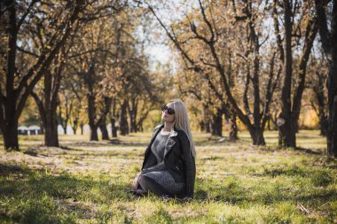 Sonbahar - sonbahar sezonu, büyük beden kadınlar için gündelik tarz. Moda kıyafetleri ve kıyafet malzemeleri.