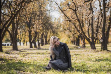 Sonbahar - sonbahar sezonu, büyük beden kadınlar için gündelik tarz. Moda kıyafetleri ve kıyafet malzemeleri.