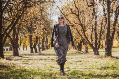 Sonbahar - sonbahar sezonu, büyük beden kadınlar için gündelik tarz. Moda kıyafetleri ve kıyafet malzemeleri.