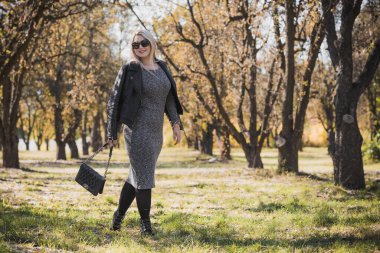 Sonbahar - sonbahar sezonu, büyük beden kadınlar için gündelik tarz. Moda kıyafetleri ve kıyafet malzemeleri.